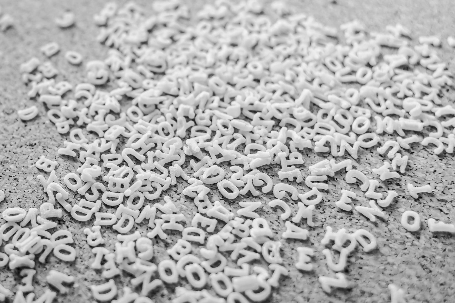 lots-letters-words-information-noise-creative-crisis-clutter-head.jpg Фото: много латинских буков рассыпано на сером фоне