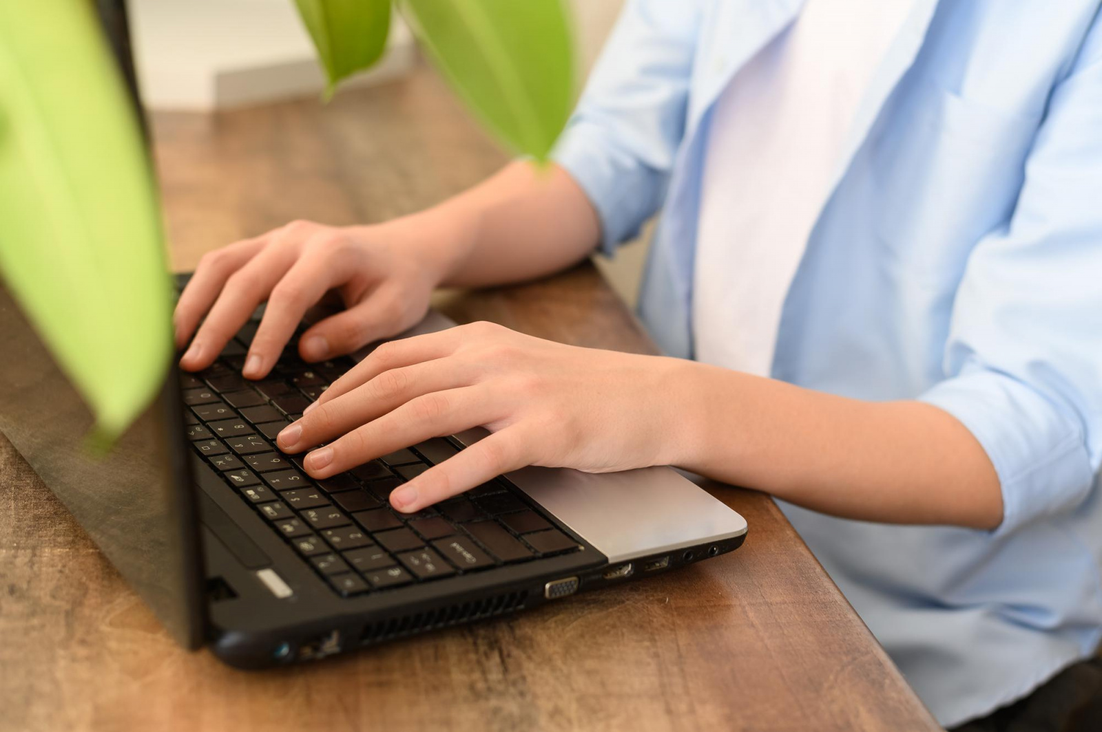 hands-teenager-laptop-work-table-work-online.jpg Фото: копирайтер за компьютером